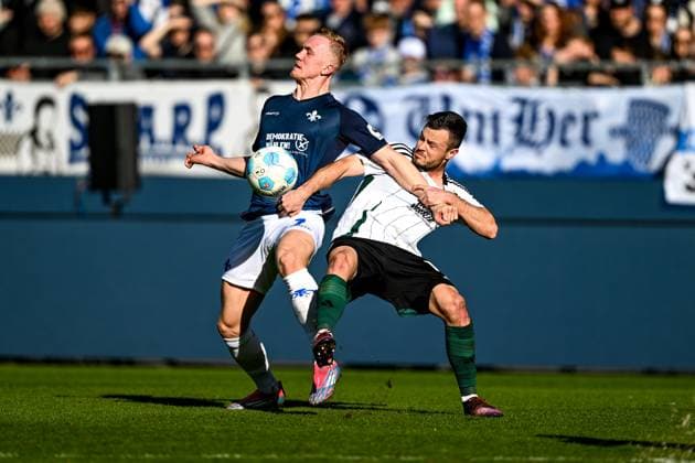 Isac Lidberg SV Darmstadt 98, 07 in duel with Adrian Gantenbein FC Schalke 04, 17 , GER, SV Darmstadt 98 vs FC Schalke 04, Football, Matchday 23, Season 2024 2025, 23 02 2025 DFL REGULATIONS PROHIBIT ANY USE OF PHOTOGRAPHS as IMAGE SEQUENCES and or QUASI VIDEO GER, SV Darmstadt 98 vs FC Schalke 04, Football, Matchday 23, Season 2024 2025, 23 02 2025 Darmstadt Copyright: xEibner-Pressefoto FlorianxWieganx EP_FWD