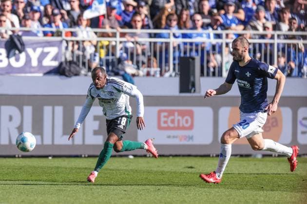 23 02 2025, Soccer, Season 2024 2025, 2 Bundesliga, Matchday 23, SV Darmstadt 98 FC Schalke 04, f l Christopher Antwi Adjei FC Schalke 04 , Aleksandar Vukotic SV Darmstadt 98 Darmstadt Böllenfalltor Hessen Germany xRHR PHOTO YYx Copyright: RHR-FOTOx RHR-FOTO YY
