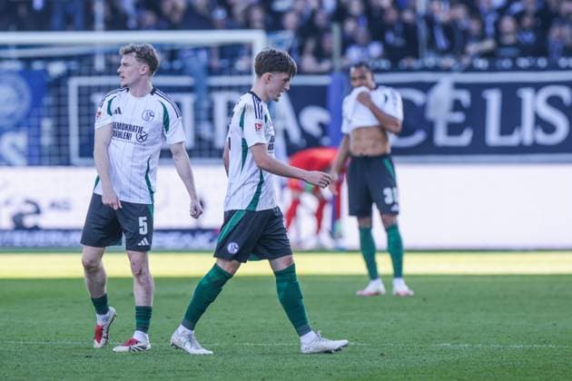 23 02 2025, Soccer, Season 2024 2025, 2 Bundesliga, Matchday 23, SV Darmstadt 98 FC Schalke 04, v l Derry John Murkin FC Schalke 04 , Max Grüger FC Schalke 04 Darmstadt Böllenfalltor Hessen Germany xRHR PHOTO YYx Copyright: RHR-FOTOx RHR-FOTO YY
