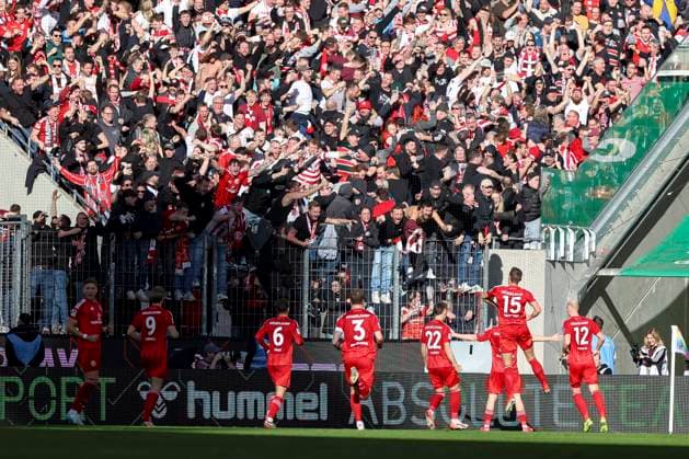 Cologne, Germany, 23 02 25 Isak Bergmann Johannesson Fortuna Düsseldorf goal celebration, cheers with his team after scoring the 1 1 during the 2 Bundesliga match between 1 FC Köln vs Fortuna Düsseldorf at RheinEnergieStadion Cologne RheinEnergieStadion North Rhine Westphalia Germany Copyright: xBrauer-Fotoagenturx xAdrianxSchlx