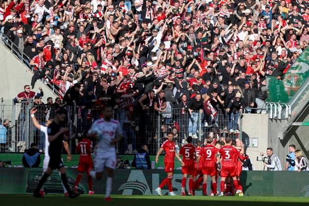 Cologne, Germany, 23 02 25 Isak Bergmann Johannesson Fortuna Düsseldorf goal celebration, cheers with his team after scoring the 1 1 during the 2 Bundesliga match between 1 FC Köln vs Fortuna Düsseldorf at RheinEnergieStadion Cologne RheinEnergieStadion North Rhine Westphalia Germany Copyright: xBrauer-Fotoagenturx xAdrianxSchlx