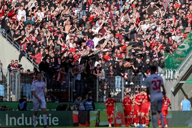 Cologne, Germany, 23 02 25 Isak Bergmann Johannesson Fortuna Düsseldorf goal celebration, cheers with his team after scoring the 1 1 during the 2 Bundesliga match between 1 FC Köln vs Fortuna Düsseldorf at RheinEnergieStadion Cologne RheinEnergieStadion North Rhine Westphalia Germany Copyright: xBrauer-Fotoagenturx xAdrianxSchlx