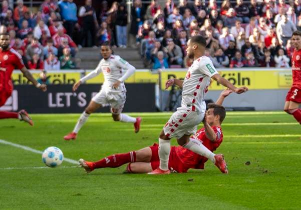 Tim Oberdorf Fortuna Duesseldorf, 15 grabs the ball away from Leart Paqarada 1 FC Koeln, 17 1 FC Köln Fortuna Düsseldorf, 23 02 2025 Football, 2 Bundesliga, RheinEnergieStadion Köln DFL regulations prohibit any use of photographs as image sequences and or quasi video Copyright: HMBxMedia xMarcoxBader