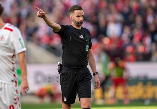 Referee Michael Bacher DFB 1 FC Köln Fortuna Düsseldorf, 23 02 2025 Football, 2 Bundesliga, RheinEnergieStadion Köln DFL regulations prohibit any use of photographs as image sequences and or quasi video Copyright: HMBxMedia xMarcoxBader