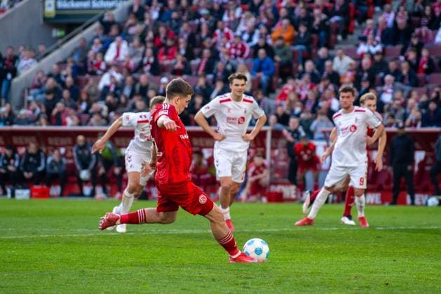 Goal penalty for 1 1 for Duesseldorf by Johannesson Isak Bergmann Fortuna Duesseldorf, 08 1 FC Koeln vs Fortuna Duesseldorf, Football, 2 Bundesliga, Matchday 23, Season 2024 2025, 23 02 2025 1 FC Koeln vs Fortuna Duesseldorf, Football, 2 Bundesliga, Matchday 23, Season 2024 2025, 23 02 2025 Koeln Copyright: xEibner-Pressefoto JustinxDerondex EP_JDU