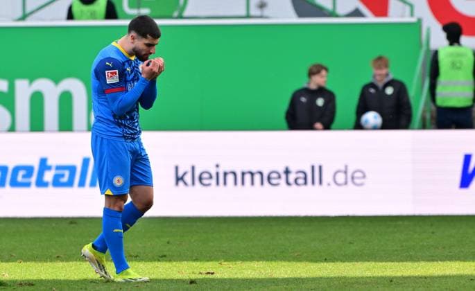 23 02 2025 Soccer Season 2024 2025 2 Soccer Bundesliga 23 Matchday SpVgg Greuther Fürth Kleeblatt BTSV Eintracht Braunschweig Sportfoto Zink MeZi xmexzix DFL regulations prohibit any use of photographs as image sequences and or quasi video only for editorial use Fabio Di Michele Sanchez 22, Eintracht Braunschweig BTSV EBS sour dissatisfied disappointed disappointment