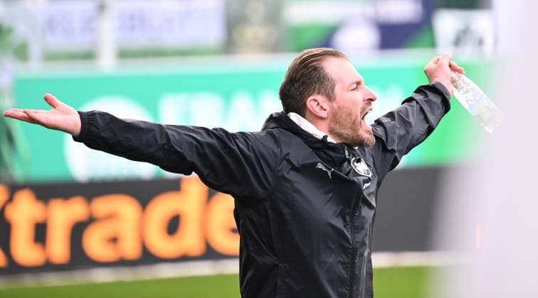 23 02 2025 Soccer Season 2024 2025 2 Soccer Bundesliga 23 Matchday SpVgg Greuther Fürth Kleeblatt BTSV Eintracht Braunschweig Sportfoto Zink xwoxzix DFL regulations prohibit any use of photographs as image sequences and or quasi video only for editorial use Jan Siewert Trainer SpVgg Greuther Fürth gestures gesture