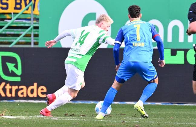 23 02 2025 Soccer Season 2024 2025 2 Soccer Bundesliga 23 Matchday SpVgg Greuther Fürth Kleeblatt BTSV Eintracht Braunschweig Sportfoto Zink xwoxzix DFL regulations prohibit any use of photographs as image sequences and or quasi video only for editorial use Jomaine Consbruch 14, SpVgg Greuther Fürth Fabio Kaufmann 7, Eintracht Braunschweig BTSV EBS