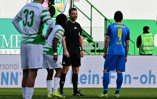 23 02 2025 Soccer Season 2024 2025 2 Soccer Bundesliga 23 Matchday SpVgg Greuther Fürth Kleeblatt BTSV Eintracht Braunschweig Sportfoto Zink MeZi xmexzix DFL regulations prohibit any use of photographs as image sequences and or quasi video only for editorial use Wolfgang Haslberger Referee announces VAR decision offside in the stadium