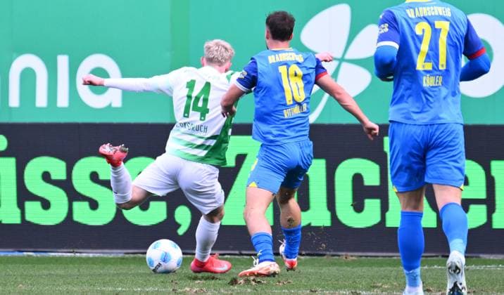 23 02 2025 Soccer season 2024 2025 2 Soccer Bundesliga 23 Matchday SpVgg Greuther Fürth Kleeblatt BTSV Eintracht Braunschweig Sportfoto Zink xwoxzix DFL regulations prohibit any use of photographs as image sequences and or quasi video only for editorial use Jomaine Consbruch 14, SpVgg Greuther Fürth scores goal Goal shot for 3 0 against Julian Baas 16, Eintracht Braunschweig BTSV EBS
