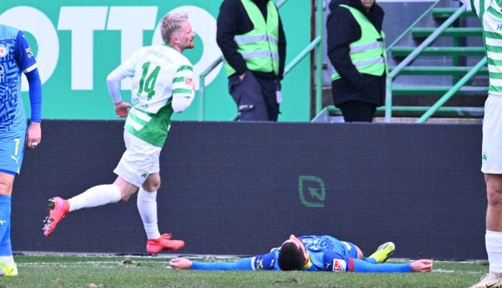 23 02 2025 Soccer season 2024 2025 2 Soccer Bundesliga 23 Matchday SpVgg Greuther Fürth Kleeblatt BTSV Eintracht Braunschweig Sportfoto Zink xwoxzix DFL regulations prohibit any use of photographs as image sequences and or quasi video only for editorial use Torjubel Jubel Freude nach Treffer Goal shot for 3 0 by Jomaine Consbruch 14, SpVgg Greuther Fürth Fabio Di Michele Sanchez 22, Eintracht Braunschweig BTSV EBS disappointed disappointment