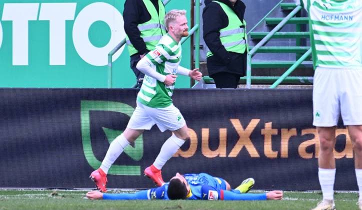 23 02 2025 Soccer season 2024 2025 2 Soccer Bundesliga 23 Matchday SpVgg Greuther Fürth Kleeblatt BTSV Eintracht Braunschweig Sportfoto Zink xwoxzix DFL regulations prohibit any use of photographs as image sequences and or quasi video only for editorial use Torjubel Jubel Freude nach Treffer Goal shot for 3 0 by Jomaine Consbruch 14, SpVgg Greuther Fürth Fabio Di Michele Sanchez 22, Eintracht Braunschweig BTSV EBS disappointed disappointment