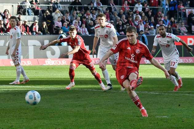 Isak Johannesson Duesseldorf 8 scores the 1-0 goal from the penalty spot 23 02 2025 Soccer 1 FC Koeln vs Fortuna Duesseldorf, Rheinenergiestadion, Koeln, DFB DFL REGULATIONS PROHIBIT ANY USE OF PHOTOGRAPHS AS IMAGE SEQUENCES AND OR QUASI VIDEO Copyright: xpepphotox xSaschaxWeizx pep00321, pep_20250223_hm_1930