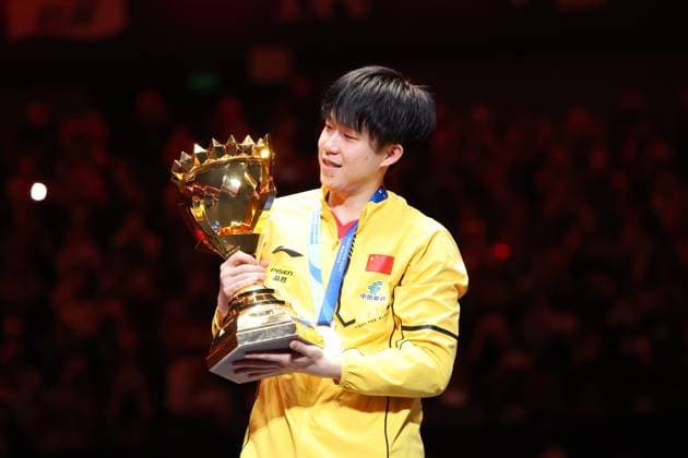 Bilder des Jahres 2025, Sport 02 Februar Sport Themen der Woche KW08 Sport Bilder des Tages (250223) -- SHENZHEN, Feb. 23, 2025 -- Wang Chunqin poses with the trophy during the awarding ceremony for the men s singles final between Wang Chuqin of China and Liang Jingkun of China at the 34th ITTF-ATTU Asian Cup Table tennis, Tischtennis tournament in Shenzhen, south China s Guangdong Province, Feb. 23, 2025. ) (SP)CHINA-SHENZHEN-TABLE TENNIS-ITTF-ATTU ASIAN CUP-MEN S SINGLES-FINAL(CN) LiangxXu 