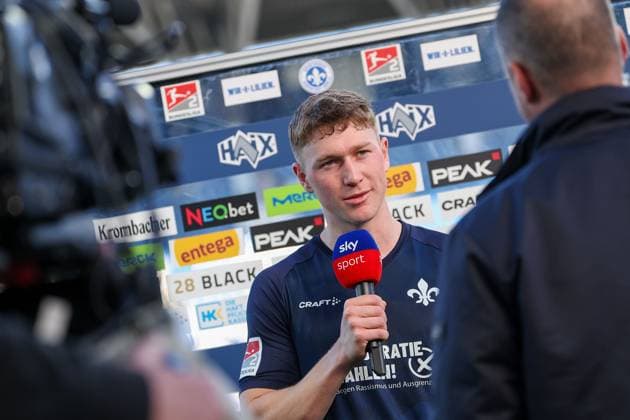 2025 02 23 xJFAx 2 Bundesliga 2024 25 23 Matchday SV Darmstadt 98 FC Schalke 04 v l , satisfied after the match in an interview Clemens Riedel SV Darmstadt 98 DFL DFB REGULATIONS PROHIBIT ANY USE OF PHOTOGRAPHS as IMAGE SEQUENCES and or QUASI VIDEO Copyright: JoaquimxFerreira