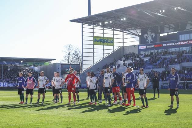 23 02 2025, Soccer, Season 2024 2025, 2 Bundesliga, Matchday 23, SV Darmstadt 98 FC Schalke 04, FC Schalke 04 team stands disappointed in front of the fans Darmstadt Böllenfalltor Hesse Germany xRHR PHOTO YYx Copyright: RHR-FOTOx RHR-FOTO YY