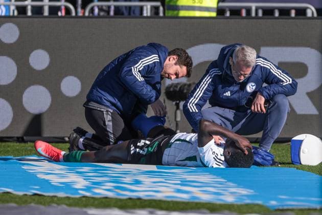 23 02 2025, Soccer, Season 2024 2025, 2 Bundesliga, Matchday 23, SV Darmstadt 98 FC Schalke 04, Zaid Amoussou Tchibara FC Schalke 04 lies injured on the ground Darmstadt Böllenfalltor Hessen Germany xRHR PHOTO YYx Copyright: RHR-FOTOx RHR-FOTO YY