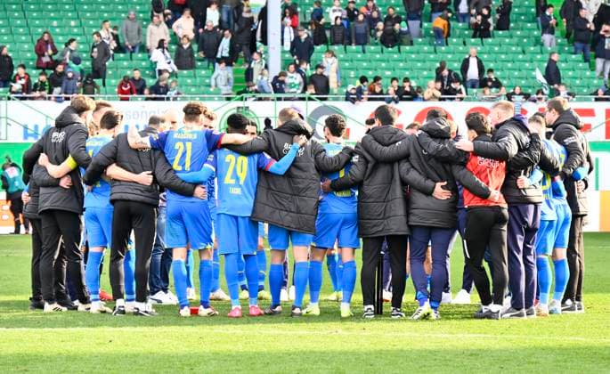23 02 2025 Soccer Season 2024 2025 2 Soccer Bundesliga 23 Matchday SpVgg Greuther Fürth Kleeblatt BTSV Eintracht Braunschweig Sportfoto Zink xwoxzix DFL regulations prohibit any use of photographs as image sequences and or quasi video only for editorial use Teamkreis Mannschaft Team BTSV after the end of the match