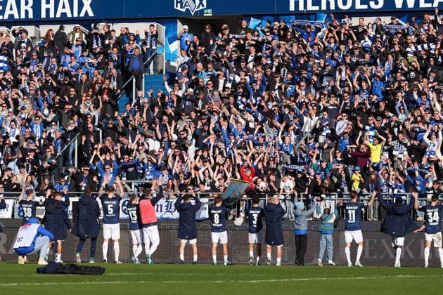 2025 02 23 xJFAx 2 Bundesliga 2024 25 23 Matchday SV Darmstadt 98 FC Schalke 04 v l , the players of SV Darmstadt 98 thanks the fans, thanks team after the match, after the match thanks the fans, applauds the fans DFL DFB REGULATIONS PROHIBIT ANY USE OF PHOTOGRAPHS as IMAGE SEQUENCES and or QUASI VIDEO Copyright: JoaquimxFerreira