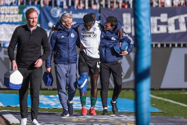23 02 2025, Soccer, Season 2024 2025, 2 Bundesliga, Matchday 23, SV Darmstadt 98 FC Schalke 04, Zaid Amoussou Tchibara FC Schalke 04 leaves the pitch injured Darmstadt Böllenfalltor Hessen Germany xRHR PHOTO YYx Copyright: RHR-FOTOx RHR-FOTO YY