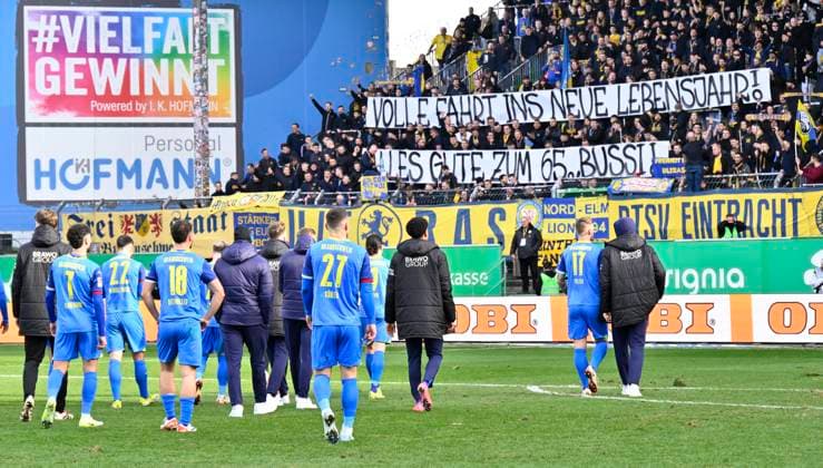 23 02 2025 Soccer Season 2024 2025 2 Soccer Bundesliga 23 Matchday SpVgg Greuther Fürth Kleeblatt BTSV Eintracht Braunschweig Sportfoto Zink xwoxzix DFL regulations prohibit any use of photographs as image sequences and or quasi video only for editorial use Mannschaft Team BTSV vo Fans Fanblock nach Spielende