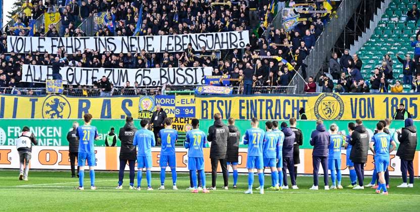 23 02 2025 Soccer Season 2024 2025 2 Soccer Bundesliga 23 Matchday SpVgg Greuther Fürth Kleeblatt BTSV Eintracht Braunschweig Sportfoto Zink xwoxzix DFL regulations prohibit any use of photographs as image sequences and or quasi video only for editorial use Mannschaft Team BTSV disappointed Disappointment in front of fans Fanblock after end of match
