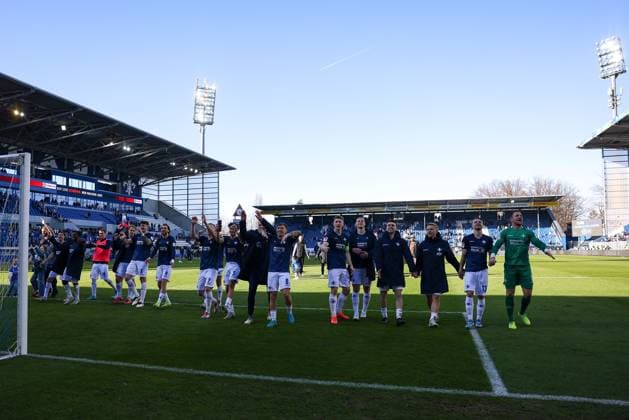 2025 02 23 xJFAx 2 Bundesliga 2024 25 23 Matchday SV Darmstadt 98 FC Schalke 04 v l , the players of SV Darmstadt 98 thanks the fans, thanks team after the match, after the match thanks the fans, applauds the fans DFL DFB REGULATIONS PROHIBIT ANY USE OF PHOTOGRAPHS as IMAGE SEQUENCES and or QUASI VIDEO Copyright: JoaquimxFerreira
