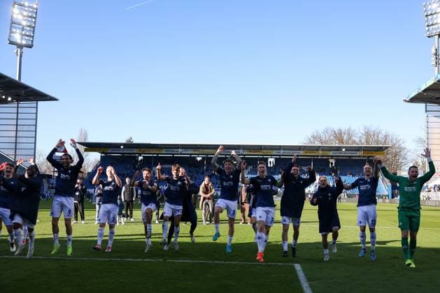 2025 02 23 xJFAx 2 Bundesliga 2024 25 23 Matchday SV Darmstadt 98 FC Schalke 04 v l , the players of SV Darmstadt 98 thanks the fans, thanks team after the match, after the match thanks the fans, applauds the fans DFL DFB REGULATIONS PROHIBIT ANY USE OF PHOTOGRAPHS as IMAGE SEQUENCES and or QUASI VIDEO Copyright: JoaquimxFerreira