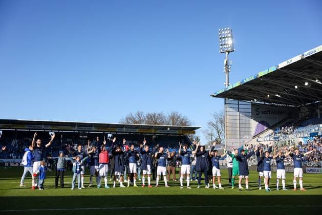 2025 02 23 xJFAx 2 Bundesliga 2024 25 23 Matchday SV Darmstadt 98 FC Schalke 04 v l , the players of SV Darmstadt 98 thanks the fans, thanks team after the match, after the match thanks the fans, applauds the fans DFL DFB REGULATIONS PROHIBIT ANY USE OF PHOTOGRAPHS as IMAGE SEQUENCES and or QUASI VIDEO Copyright: JoaquimxFerreira