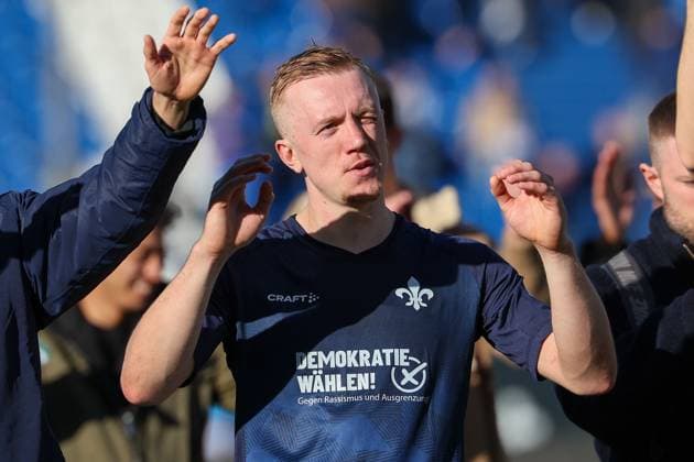 2025 02 23 xJFAx 2 Bundesliga 2024 25 23 Matchday SV Darmstadt 98 FC Schalke 04 v l , Isac Alexi Sivert Lidberg SV Darmstadt 98 thanks the fans, thanks, thanks team after the match, after the match thanks the fans, applauds the fans DFL DFB REGULATIONS PROHIBIT ANY USE OF PHOTOGRAPHS as IMAGE SEQUENCES and or QUASI VIDEO Copyright: JoaquimxFerreira