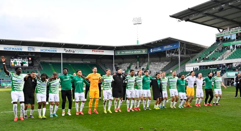 23 02 2025 Soccer Season 2024 2025 2 Soccer Bundesliga 23 Matchday SpVgg Greuther Fürth Kleeblatt BTSV Eintracht Braunschweig Sportfoto Zink xwoxzix DFL regulations prohibit any use of photographs as image sequences and or quasi video only for editorial use Mannschaft Team Fürth vor Greutherfürthfans Fans Fanblock Kleeblattfans nach Spielende