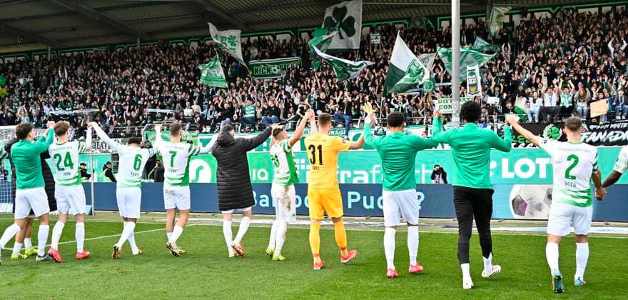 23 02 2025 Soccer Season 2024 2025 2 Soccer Bundesliga 23 Matchday SpVgg Greuther Fürth Kleeblatt BTSV Eintracht Braunschweig Sportfoto Zink xwoxzix DFL regulations prohibit any use of photographs as image sequences and or quasi video only for editorial use Mannschaft Team Fürth vor Greutherfürthfans Fans Fanblock Kleeblattfans nach Spielende