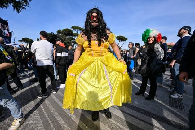 Sport Themen der Woche KW08 Sport Bilder des Tages 2025 Guinness Six Nations Championship Round 3, Stadio Olimpico, Rome, Italy 23 2 2025 Italy vs France A fan arrives ahead of the game A fan arrives ahead of the game 23 2 2025  Copyright: x INPHO GiuseppexFamax PNO_3423