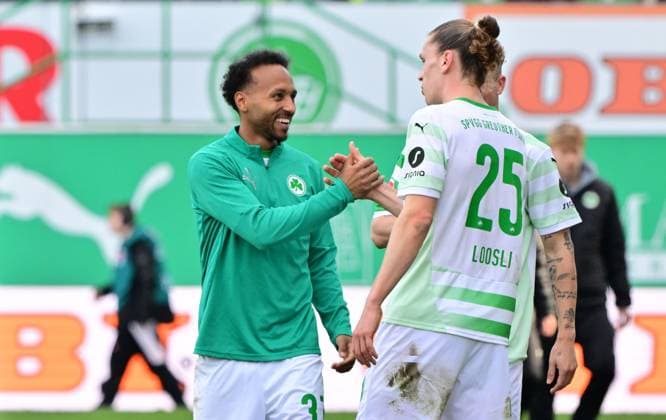23 02 2025 Soccer season 2024 2025 2 Soccer Bundesliga 23 Matchday SpVgg Greuther Fürth Kleeblatt BTSV Eintracht Braunschweig Sportfoto Zink MeZi xmexzix DFL regulations prohibit any use of photographs as image sequences and or quasi video only for editorial use Julian Green 37, SpVgg Greuther Fürth Noah Loosli 25, SpVgg Greuther Fürth Jubel Freude nach Spielende