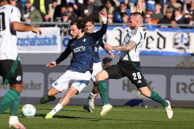 2025 02 23 xJFAx 2 Bundesliga 2024 25 23 Matchday SV Darmstadt 98 FC Schalke 04 v l , Fraser Hornby SV Darmstadt 98 , Tomas Kalas FC Schalke 04 Zweikampf, Action, Aktion, Battles for the Ball DFL DFB REGULATIONS PROHIBIT ANY USE OF PHOTOGRAPHS as IMAGE SEQUENCES and or QUASI VIDEO Copyright: JoaquimxFerreira