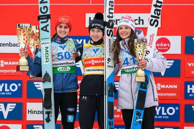 Bilder des Jahres 2025, Sport 02 Februar Sport Themen der Woche KW08 Sport Bilder des Tages Ski jumping, Skispringen, Ski, nordisch - FIS WC Hinzenbach HINZENBACH,AUSTRIA,23.FEB.25 - NORDIC SKIING, SKI JUMPING - FIS World Cup, normal hill, ladies. Image shows Selina Freitag (GER), Nika Prevc (SLO) and Abigail Strate (CAN).  GEPAxpictures xChristianxMoser