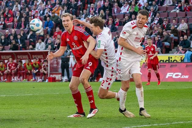23 02 2025, Soccer 2 Bundesliga, Season 2024 2025, Matchday 23, 1 FC Koeln Fortuna Duesseldorf at RheinEnergieStadion in Koeln Vincent Vermeij Fortuna Duesseldorf, 09 complains directly after the handball and Dominique Heintz 1 FC Koeln, 03 complains about an alleged foul Important note According to the regulations of the DFL German Football League and the DFB German Football Association, it is prohibited to use or have used photographs taken in the stadium and or of the match in the form of sequential images and or video-like photo series Foto Kirchner Media Thomas Haesler Copyright: xKirchner-Media ThomasxHaeslerx