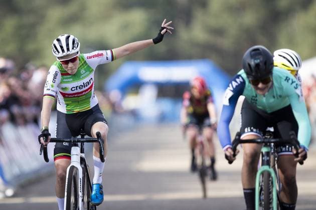 Sport Bilder des Tages Belgian Sanne Cant crosses the finish line of the women s elite race at the Sluitingsprijs Oostmalle cyclocross race, Sunday 23 February 2025, in Oostmalle, the last race of the 2024-2025 cyclocross season. KRISTOFxVANxACCOM  x113100354x