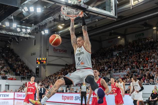 Daniel Theis Germany, 10 , single picture, single photo, portrait, portraet, dunking, Germany vs Bulgaria, basketball, FIBA EuroBasket 2025 Qualifiers, Group D matchday 6, 23 02 2025 Germany vs Bulgaria, basketball, FIBA EuroBasket 2025 Qualifiers, Group D matchday 6, 23 02 2025 Bamberg Copyright: xEibner-Pressefoto G.xSantemizx EP_GSZ