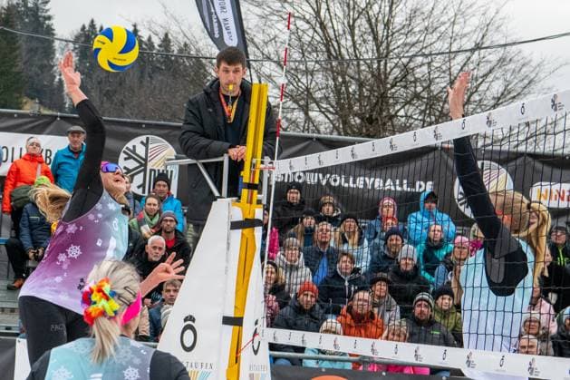 German Snow Volleyball Championships German Snow Volleyball Champions 2025 Nelly Barber, Melanie Gernert, Lydia Scherber from Füchse Berlin Reinickendorf against Michi Henry SV Lohhof , Agantha Leiner SV Lohhof and Eva Schilf TSV Sonthofen On the ball Michi Henry Oberstaufen Bavaria Germany Allgäu