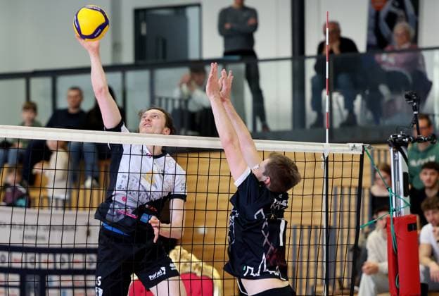 BAU 23 02 2025 Ludwigsburg Volleyball Barock Volleys Ludwigsburg vs SSG Langen, f l Ben Simon Bonin LB , Lukas Pfahlert Langen