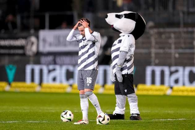 Sport Themen der Woche KW08 Sport Bilder des Tages v.li.: Niklas Kreuzer (SVS, 16), Hardi (Maskottchen, SV Sandhausen, SVS), Spieler vom SV Sandhausen (SVS), enttäuscht über die Niederlage, Enttäuschung nach dem Schlusspfiff, Highlight, Verlierer, verloren, Frustration, disappointed, pessimistisch, 23.02.2025, Sandhausen (Deutschland), Fussball, 3. Liga, SV Sandhausen - SV Wehen Wiesbaden, DFB DFL REGULATIONS PROHIBIT ANY USE OF PHOTOGRAPHS AS IMAGE SEQUENCES AND OR QUASI-VIDEO. *** v li Niklas Kreuzer SVS, 16 , Hardi mascot, SV Sandhausen, SVS , player of SV Sandhausen SVS , disappointed about the defeat, disappointment after the final whistle, highlight, loser, lost, frustration, disappointed, pessimistic, 23 02 2025, Sandhausen Germany , Football, 3 Liga, SV Sandhausen SV Wehen Wiesbaden, DFB DFL REGULATIONS PROHIBIT ANY USE OF PHOTOGRAPHS AS IMAGE SEQUENCES AND OR QUASI VIDEO xozx