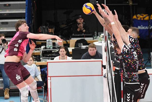 from left Lovis Homberger Energiequelle Netzhoppers, 6 smashes the ball, action, action, game scene, 23 02 2025, Düren Germany , Volleyball, 1 Bundesliga Men, SWD Powervolleys Düren Energiequelle Netzhoppers KW xmhx