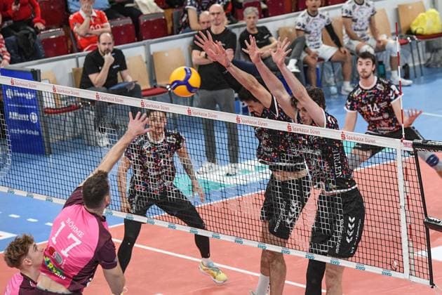 from left Yann Niclas Böhme Energiequelle Netzhoppers, 17 smashes the ball against the Düren block, action, action, game scene, 23 02 2025, Düren Germany , Volleyball, 1 Bundesliga Men, SWD Powervolleys Düren Energiequelle Netzhoppers KW xmhx