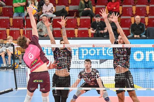 from left Lovis Homberger Energiequelle Netzhoppers, 6 smashes the ball, action, action, game scene, 23 02 2025, Düren Germany , Volleyball, 1 Bundesliga Men, SWD Powervolleys Düren Energiequelle Netzhoppers KW xmhx