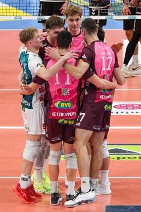 The players of Ernergiequelle Netzhoppers celebrate a point, jubilation, celebrate the point, celebration, action, action, 23 02 2025, Düren Germany , Volleyball, 1 Bundesliga Men, SWD Powervolleys Düren Energiequelle Netzhoppers KW xmhx