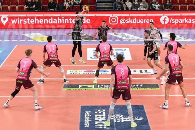 Michael Andrei Powervolleys Düren, 11 puts the ball over the net Action, Action, Game scene, 23 02 2025, Düren Germany , Volleyball, 1 Bundesliga Men, SWD Powervolleys Düren Energiequelle Netzhoppers KW xmhx