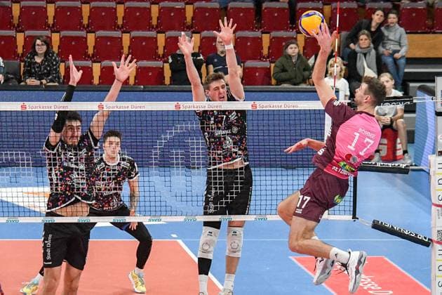 Yann Niclas Böhme Energiequelle Netzhoppers, 17 smashes the ball, 23 02 2025, Düren Germany , Volleyball, 1 Bundesliga Männer, SWD Powervolleys Düren Energiequelle Netzhoppers KW xmhx