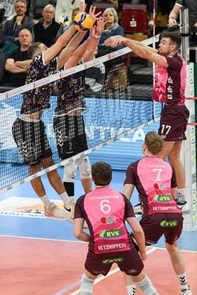 Yann Niclas Böhme Energiequelle Netzhoppers, 17 right, smashes against the block, action, action, match scene, 23 02 2025, Düren Germany , Volleyball, 1 Bundesliga Men, SWD Powervolleys Düren Energiequelle Netzhoppers KW xmhx