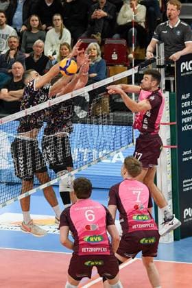 Yann Niclas Böhme Energiequelle Netzhoppers, 17 right, smashes against the block, action, action, match scene, 23 02 2025, Düren Germany , Volleyball, 1 Bundesliga Men, SWD Powervolleys Düren Energiequelle Netzhoppers KW xmhx